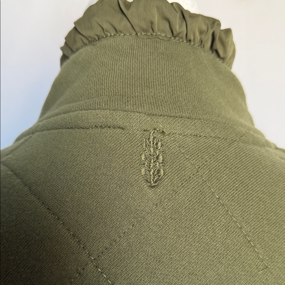 Free People Pick Me Up Poncho Olive Green Quilted Women's Cape Size M Pockets - Picture 9 of 15
